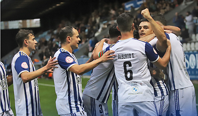 Los torrelaveguenses celebran el primer gol del partido de la mano de Carlos Tobar. / AEE