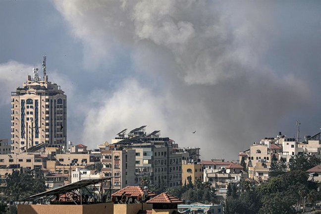 Explosiones sobre Gaza este lunes por los ataques israelíes. EFE / MOHAMMED SABER