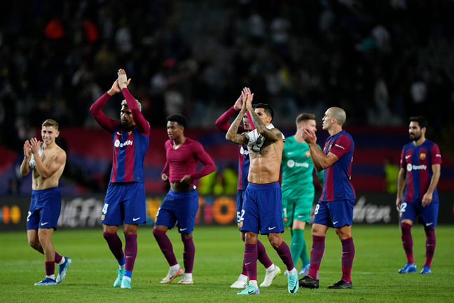 Los jugadores del FC Barcelona aplauden a la afición tras vencer al Shakhatar Donets. /EFE/Alejandro García