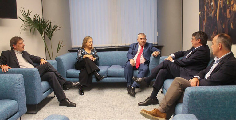El expresidente de la Generalitat y eurodiputado de JxCat, Carles Puigdemont (2d), y el secretario de organización del PSOE, Santos Cerdán (c), durante su reunión del día 30 en la sede del Parlamento Europeo en Bruselas. / EFE