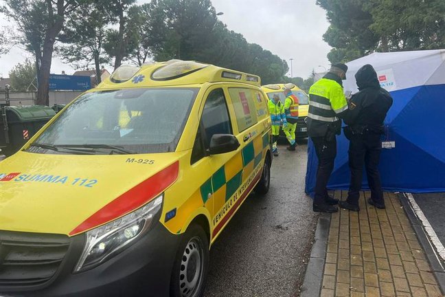 Los equipos de Emergencias en el lugar del fallecimiento de una mujer apuñalada este sábado, en Getafe (Madrid). / Emergencias Madrid.