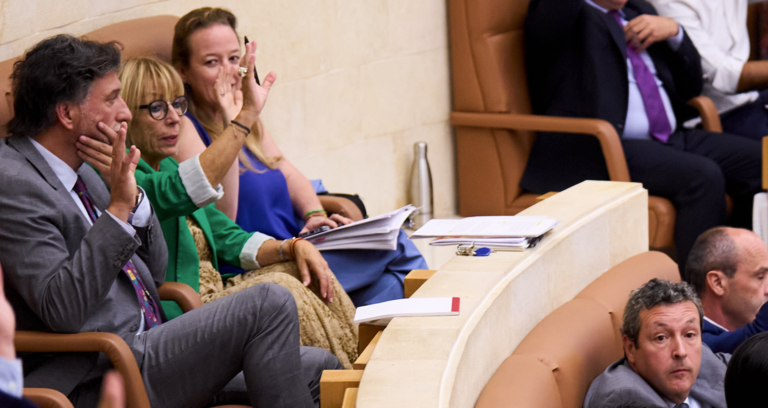 Votación durante la sesión del primer Pleno de legislatura, en el Parlamento de Cantabria, a 18 de septiembre de 2023, en Santander, Cantabria (España). / Juanma Serrano / Europa Press