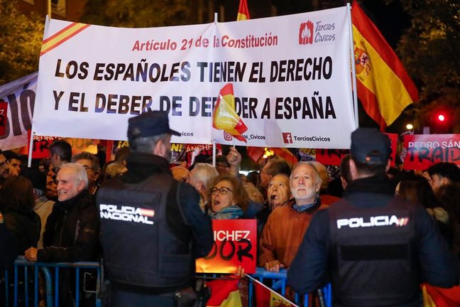 Concentraciones este lunes frente a la sede del PSOE en la calle Ferraz, en Madrid, contra los pactos de investidura del presidente en funciones, Pedro Sánchez, que incluyen una ley de amnistía. EFE/ J.P. Gandul