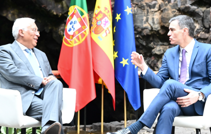 El presidente del Gobierno, Pedro Sánchez (i) y el primer ministro de Portugal, Antonio Costa.