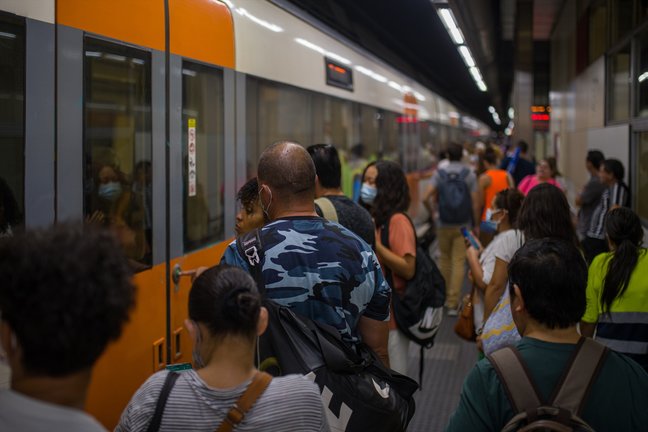 Viajeros suben a un tren en uno de los andenes de la estación de Sants. Lorena Sopêna / EP / Archivo