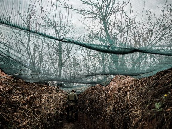 Un militar ucraniano en una trinchera en la región del Donetsk. EFE / Oleg Petrasyuk