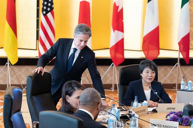 El secretario de Estado de Estados Unidos, Antony Blinken, de pie, en una reunión en Tokio. EFE / TOMOHIRO OHSUMI