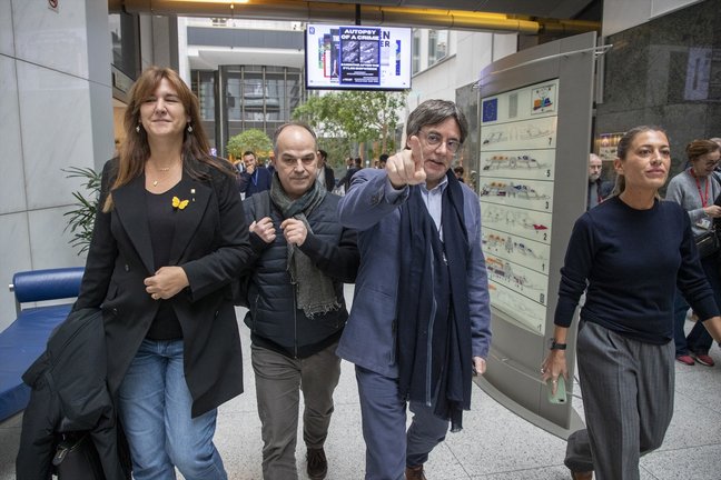 (I-D) La presidenta de Junts, Laura Borràs; el secretario general de Junts per Catalunya, Jordi Turull; el expresidente de la Generalitat, Carles Puigdemont, y la diputada de Junts, Miriam Nogueras, a su llegada al Parlamento Europeo. EP