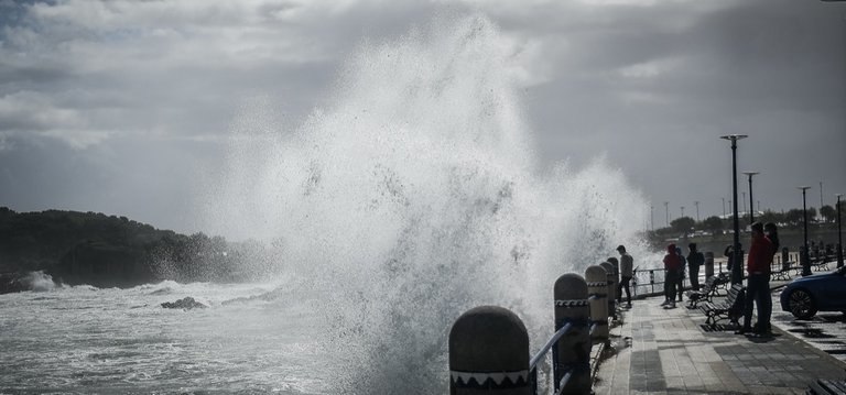 Una ola rompiendo en el Paseo Marítimo de Santander. / Alerta