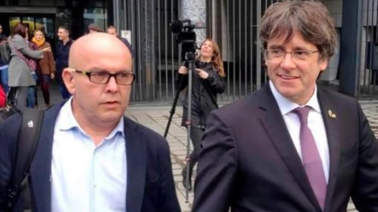 El abogado Gonzalo Boye, junto a Carles Puigdemont.