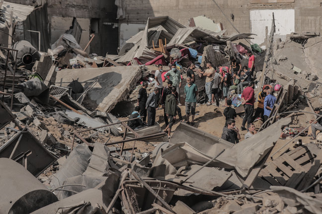Ciudadanos entre escombros buscando algún superviviente o pertenencia. / Mohammad Abu Elsebah