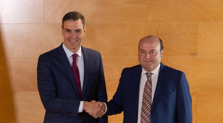 El presidente del Gobierno en funciones y candidato a la reelección, Pedro Sánchez (i), y el presidente del EBB del PNV, Andoni Ortuzar (d), firman un acuerdo para la investidura, en el Congreso de los Diputados, a 10 de noviembre de 2023, en Madrid (Espa