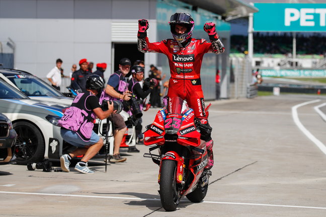El piloto italiano de MotoGP Enea Bastianini (Ducati Lenovo Team) celebra la victoria del Gran Premio de Malasia. / FAZRY ISMAIL