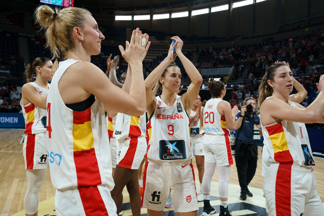 Las jugadoras de la selección española de baloncesto celebran su victoria frente a la selección de Austria tras el segundo partido clasificatorio para el Eurobasket 2025. / Ramón de la Rocha
