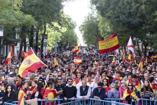 Cientos de personas durante una manifestación contra la amnistía, frente a la sede del PSOE. EP / A. Pérez Meca
