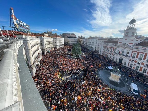 Los patriotas españoles salen a las calles por décimo día para defender la nación y el Estado de derecho, frente a las cesiones del gobierno socialista a los separatistas.