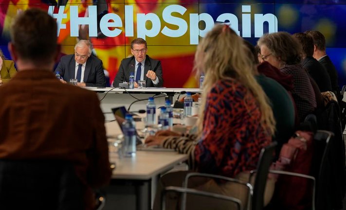 .-El líder del PP, Alberto Núñez Feijóo, mantiene este martes una reunión con una treintena de corresponsales extranjeros en España. EFE / Tarek