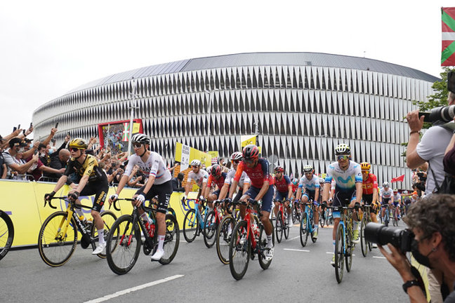 Varios de los corredores durante la salida de la primera etapa del Tour de Francia, a 1 de julio de 2023, en Bilbao, Vizcaya, País Vasco (España). Esta primera etapa del Tour de Francia cuenta con un recorrido de 182 kilómetros. Tiene su salida (San Mamés). / aee