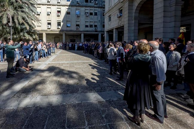 Concentración de jueces ante la Audiencia Provincial de Sevilla este martes que, junto con las realizadas en Cádiz, Huelva y Jaén, han protestado contra el acuerdo del PSOE y Junts. EFE / David Arjona