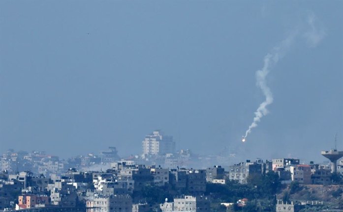 Bombardeo sobre una localidad del norte de Gaza. EFE / ATEF SAFADI