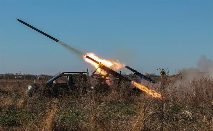 Soldados ucranianos disparan lanzacohetes Partizan en primera línea en la zona de Zaporiyia, Ucrania. EFE / KATERYNA KLOCHKO