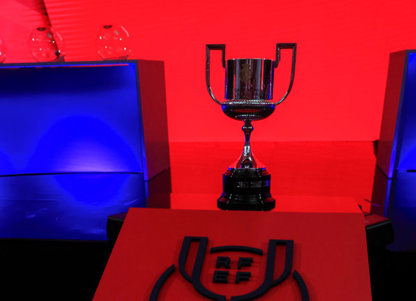 Vista del trofeo de la Copa del Rey. EFE/ Fernando Alvarado