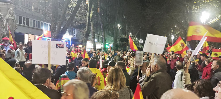 Decenas de personas se volvieron a concentrar para condenar la amnistía de Sánchez.