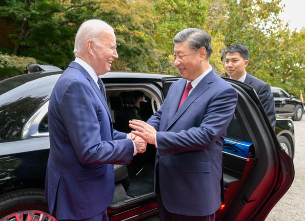 El presidente estadounidense, Joe Biden, se despide del presidente chino, Xi Jinping, tras su reunión en San Francisco (EE. UU.). EFE/EPA/XINHUA