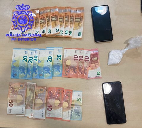 Dinero y drogas que le encontraron a los arrestados. / Policía Nacional