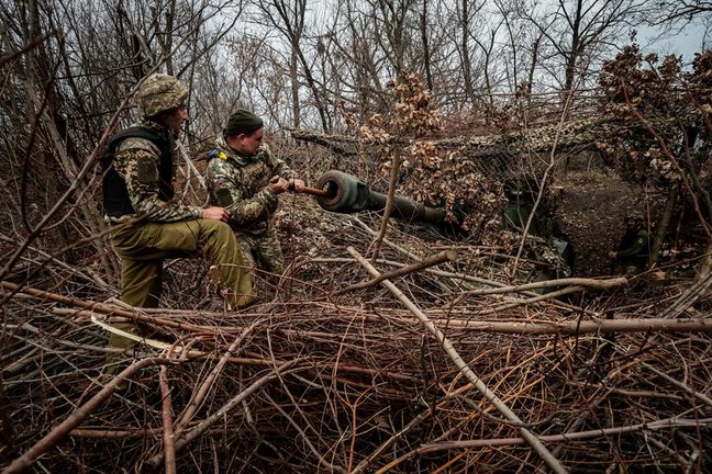 Militares ucranianos preparando la artillería en la región de Zaporiyia. EFE / Kateryna Klochko