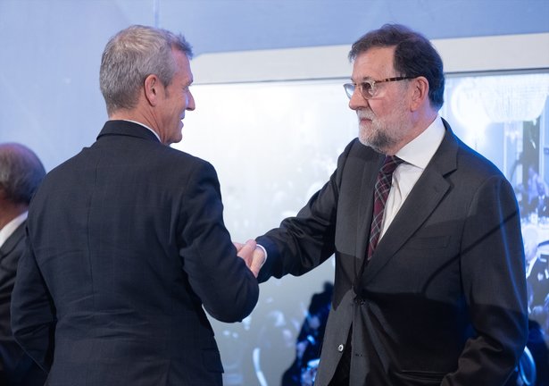 El presidente de la Xunta de Galicia, Alfonso Rueda (i), saluda al expresidente del Gobierno Mariano Rajoy (d). EP / Eduardo Parra