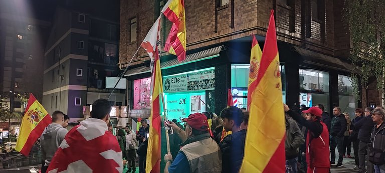 Cántabros frente a la sede del PSOE al inicio de la manifestación. / Twitter