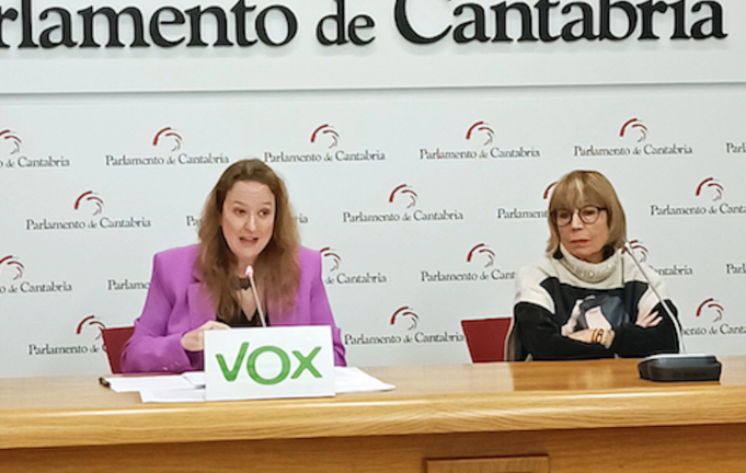 La portavoz de Vox en el Parlamento regional, Leticia Díaz, y la diputada Natividad Pérez Salazar, en rueda de prensa. / ALERTA