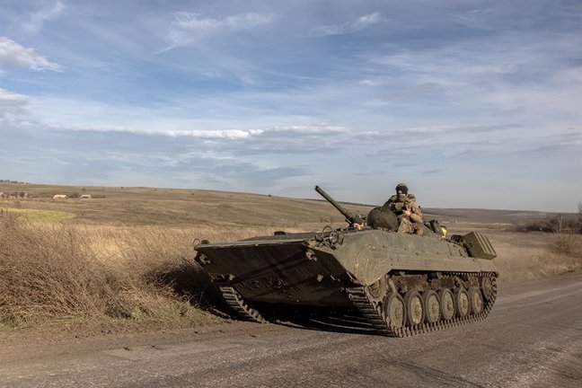 Un blindado en el este de Ucrania. EFE / ROMAN PILIPEY