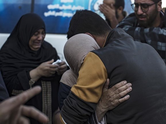 Palestinos lloran tras un bombardeo en Gaza. EFE / HAITHAM IMAD