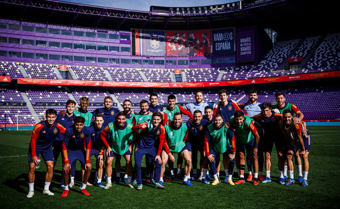 Los jugadores de la Selección Española durante el entrenamiento este sábado en el estadio José Zorrilla. / EFE / Pablo García