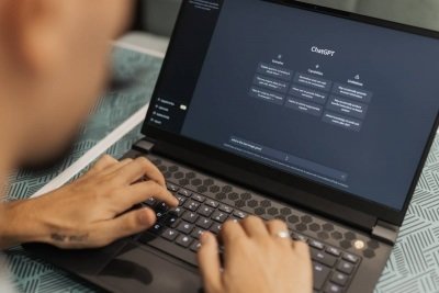 Una persona frente a un ordenador usando Chat GPT. EP