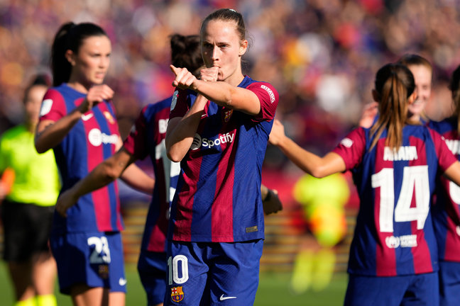 La jugadora del FC Barcelona Caroline Graham (c) celebra después de marcar el 2-0. EFE / Alejandro García