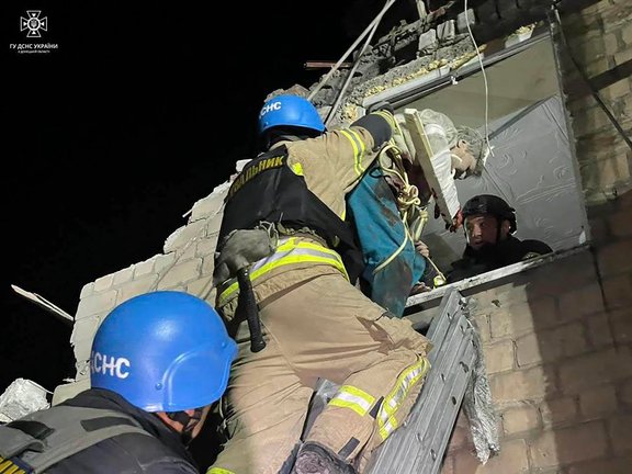 Bomberos ucranianos en una infraestructura dañada por Rusia. / EFE