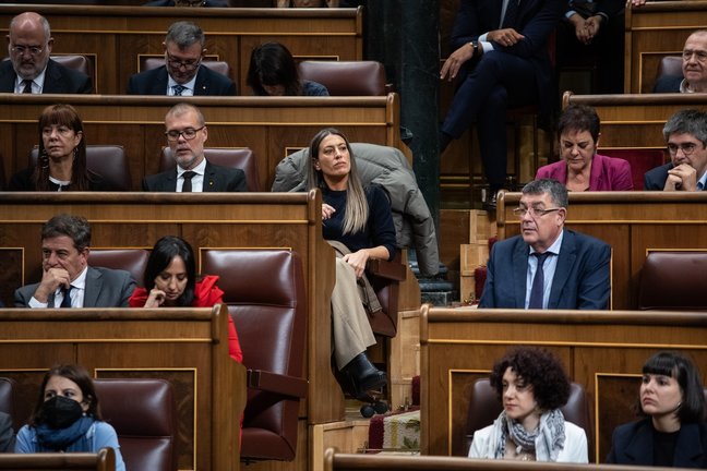 La diputada y portavoz de Junts, Miriam Nogueras (c), durante la segunda sesión del debate de investidura de Pedro Sánchez. Ep / Alejandro Martínez Vélez