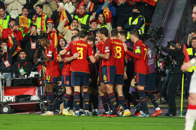 Los jugadores de la Selección celebran el gol de Ferrán Torres. / EP