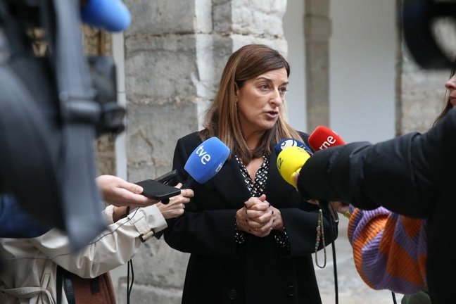 La presidenta de Cantabria, María José Sáenz de Buruaga, atiende a los medios. / Twitter