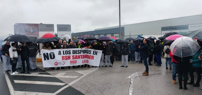 Concentración de la plantilla de BSH contra los despidos en la fábrica de Santander. / Alerta