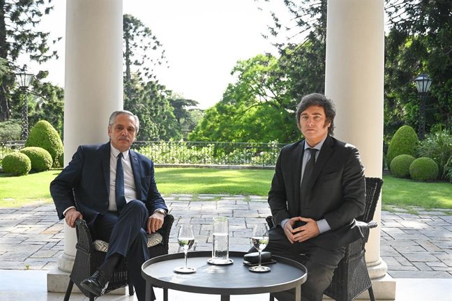 El presidente argentino, Alberto Fernández (i), y el mandatario electo, Javier Milei, se reunieron en la Quinta de Olivos. EFE / Maria Eugenia Cerutti