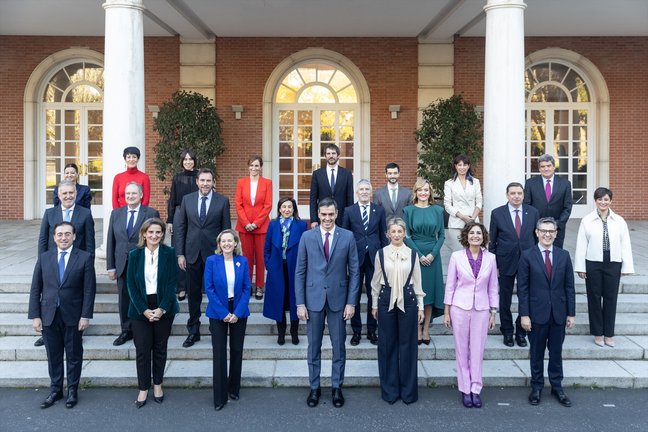 Foto de familia, del presidente del Gobierno de la XV legislatura, Pedro Sánchez (c), junto a las vicepresidentas y ministros del Ejecutivo. EP / Eduardo Parra