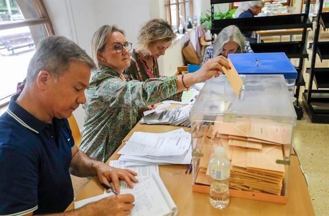 Una mesa electoral durante las elecciones del pasado mes de mayo. / ALERTA