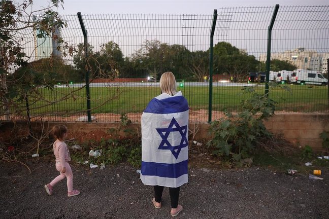 Una mujer con la bandera de Israel espera la liberación de los rehenes secuestrados por Hamás. EFE / ABIR SULTAN