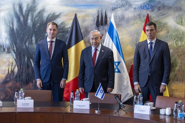 El primer ministro israelí, Benjamín Netanyahu (c), junto al presidente del Gobierno, Pedro Sánchez. EP