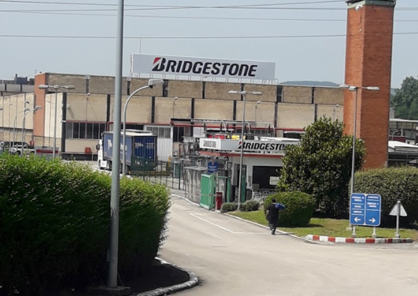 Fachada de la empresa de Bridgestone en Puente San Miguel. / Alerta
