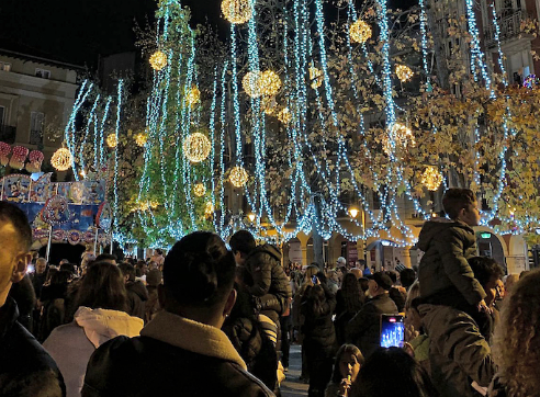 Las luces ya iluminan la navidad en Torrelavega. / alerta